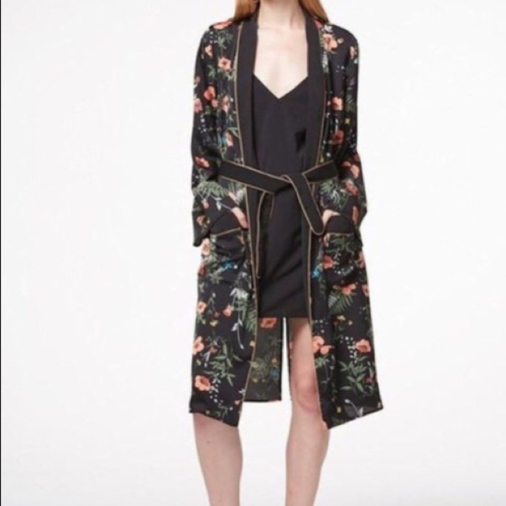 MID-LENGTH KIMONO - FLOWER PRINT & GOLD PIPING